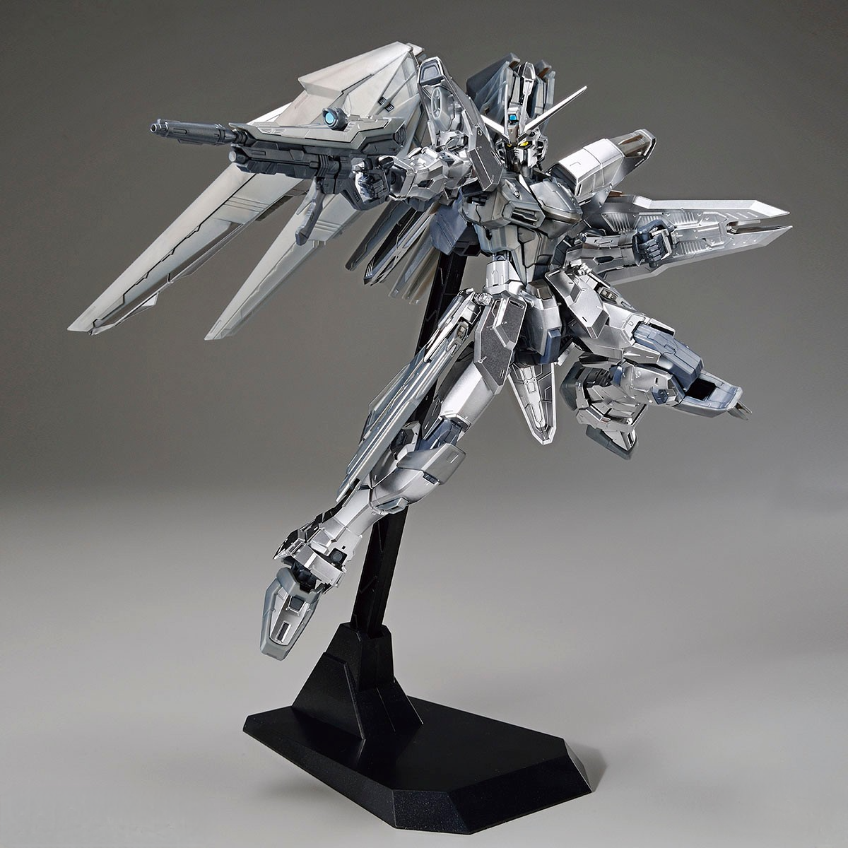 MG 1/100-Freedom Gundam Ver.2.0 (Silver Coating)