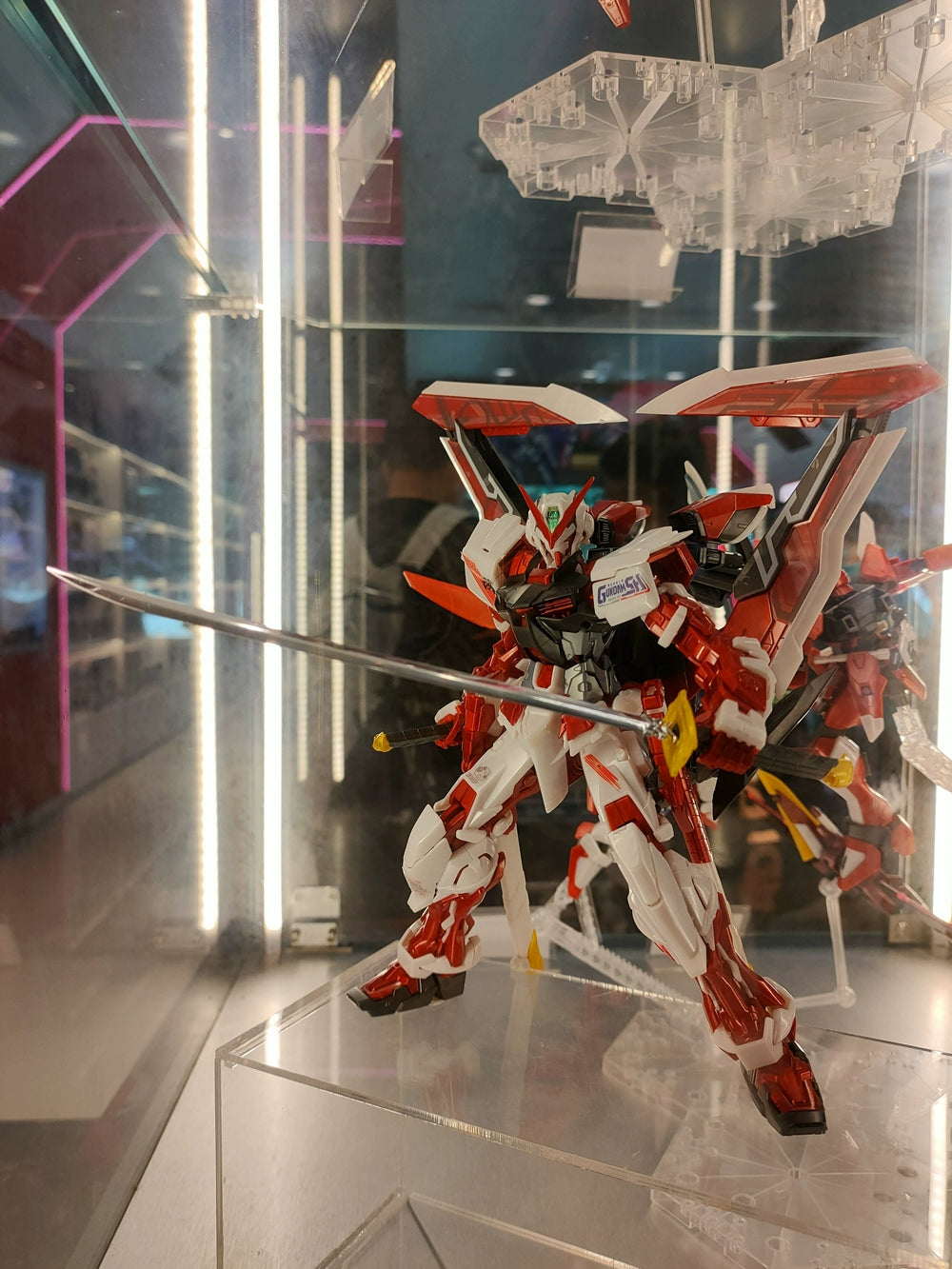 MG 1/100 - THE GUNDAM BASE Limited - Gundam Astray Red Frame Kai (Mechanical Gloss Injection)
