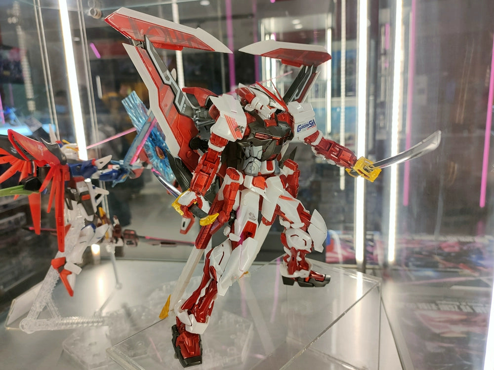 MG 1/100 - THE GUNDAM BASE Limited - Gundam Astray Red Frame Kai (Mechanical Gloss Injection)