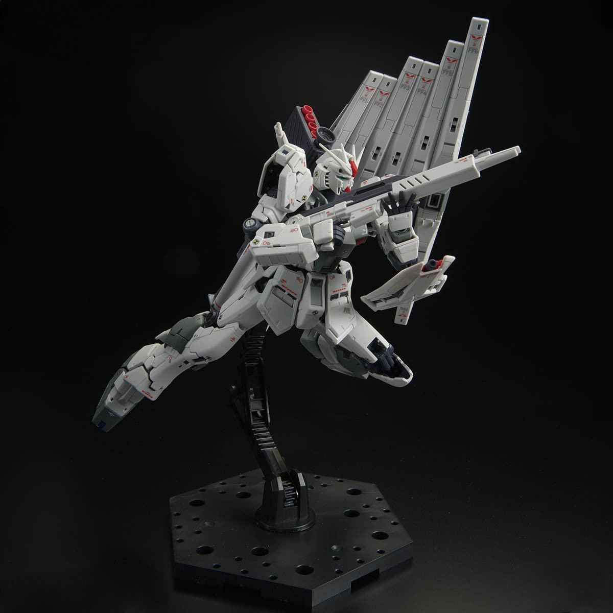 RG 1/144 – GUNDAM SIDE-F Limited – RX-93 ν Gundam (first lot color ver.)